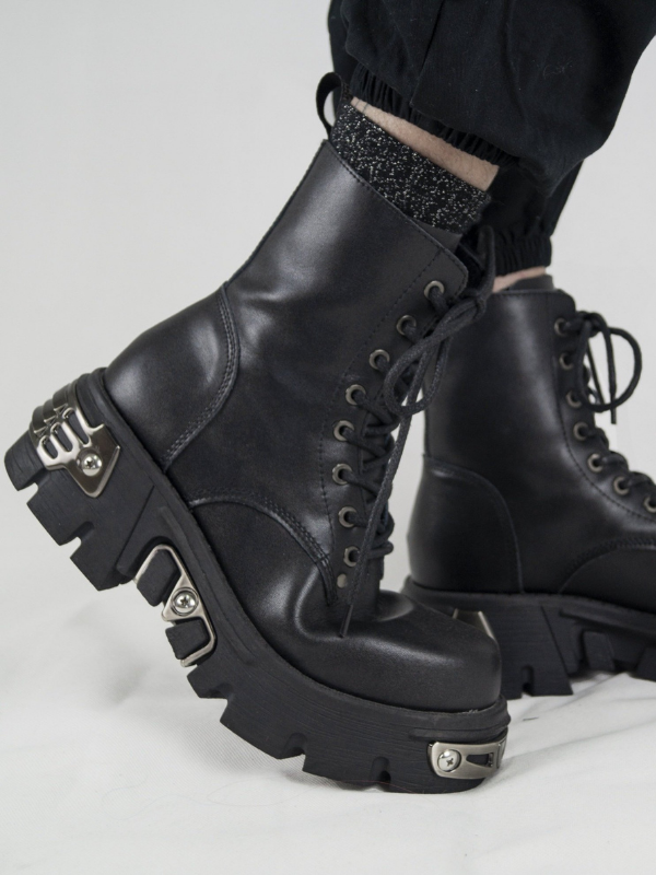 Women's Rock Chunky Metal Decor Ankle Boots- ovniki