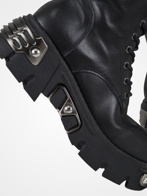 Women's Rock Chunky Metal Decor Ankle Boots - ovniki